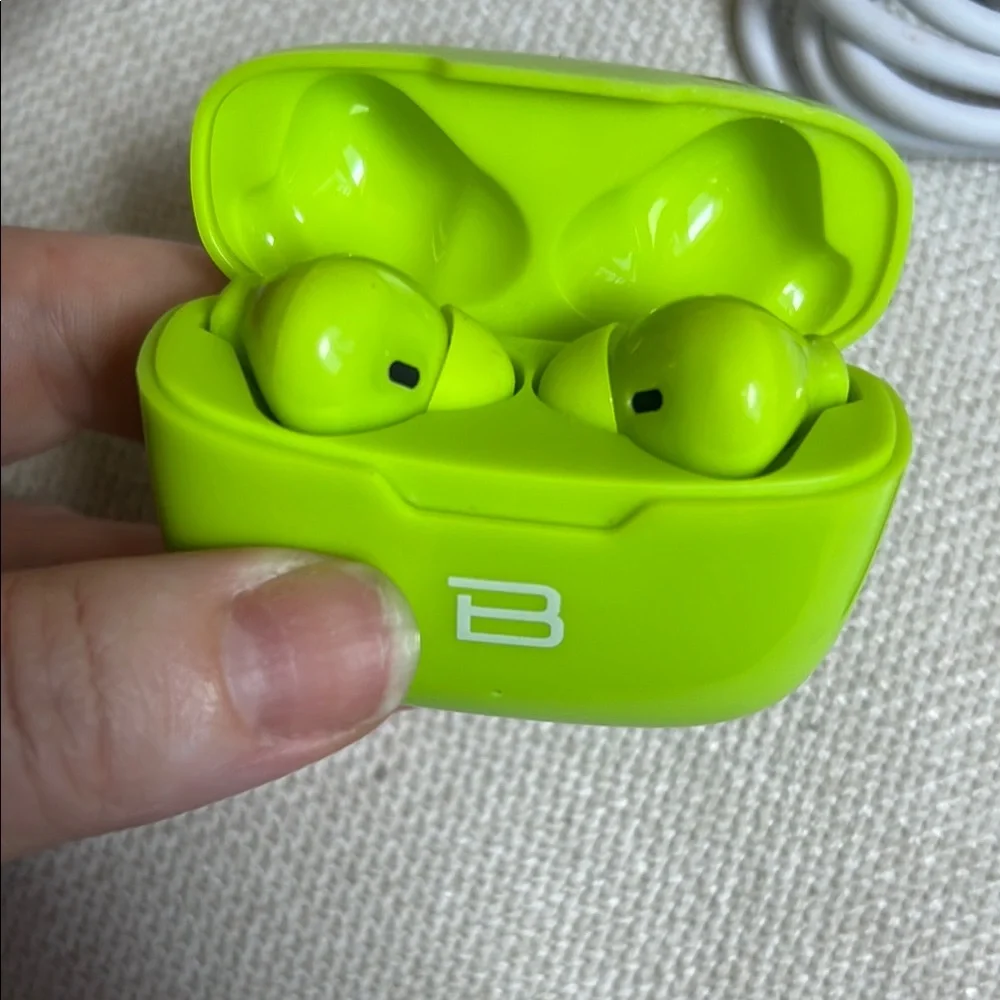 ****BRAND NEW*** off brand Green and White Wireless Earbuds with‎ Charging Case - Picture 2 of 4